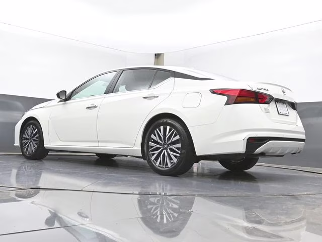 2025 Glacier White Nissan Altima 2.5 SV FWD Sedan