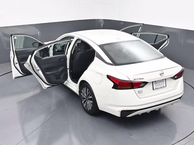 2025 Glacier White Nissan Altima 2.5 SV FWD Sedan