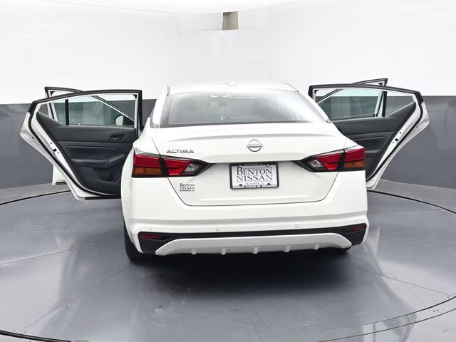 2025 Glacier White Nissan Altima 2.5 SV FWD Sedan