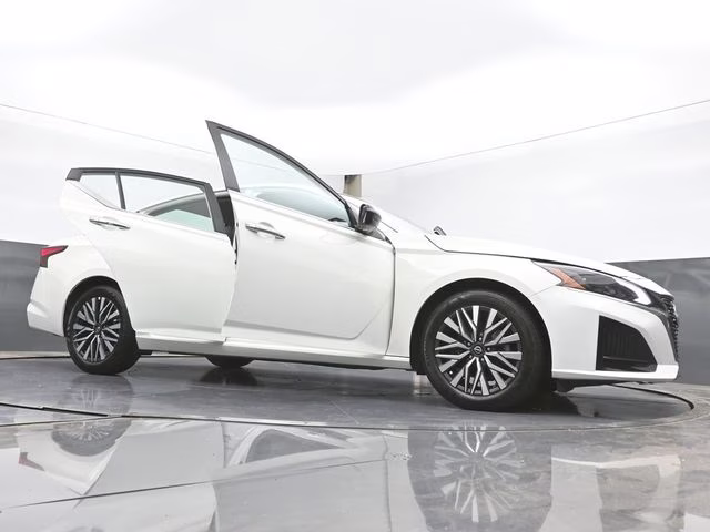 2025 Glacier White Nissan Altima 2.5 SV FWD Sedan