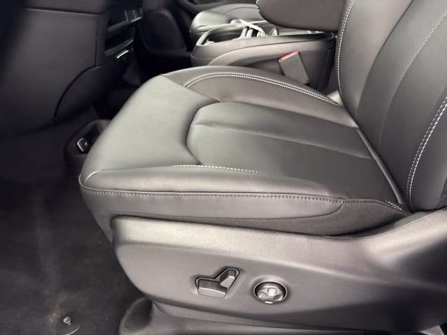 2027 Bright White Clearcoat Chrysler Pacifica Select AWD AWD Van