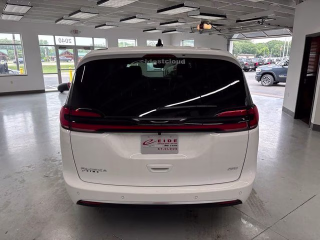2027 Bright White Clearcoat Chrysler Pacifica Select AWD AWD Van