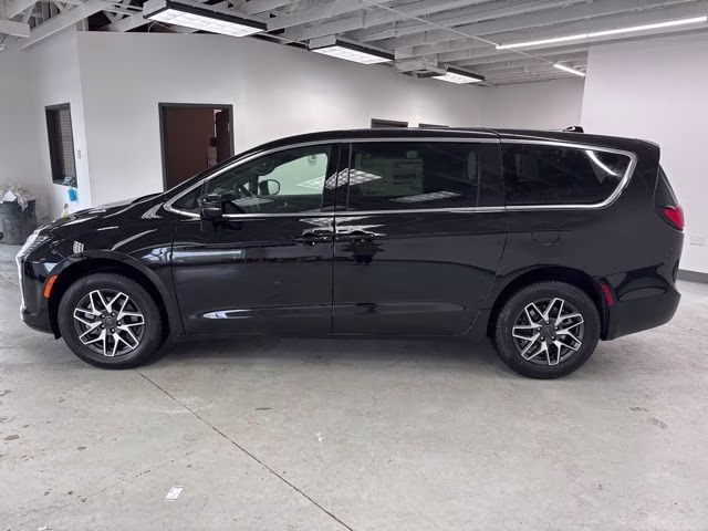 2027 Pxj Chrysler Pacifica Limited AWD Van