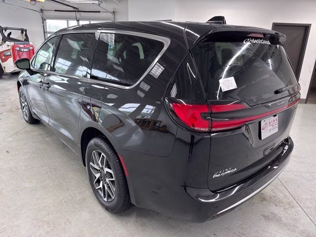 2027 Pxj Chrysler Pacifica Limited AWD Van