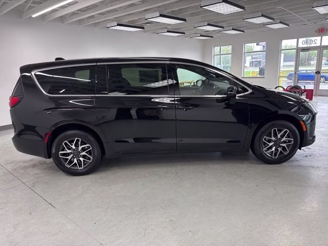 2027 Pxj Chrysler Pacifica Limited AWD Van