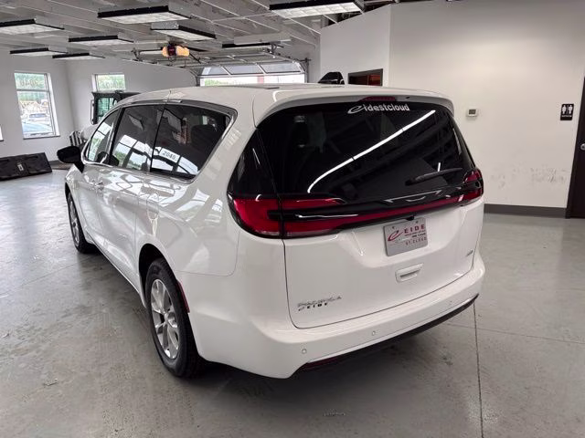 2027 Bright White Clearcoat Chrysler Pacifica Select AWD AWD Van