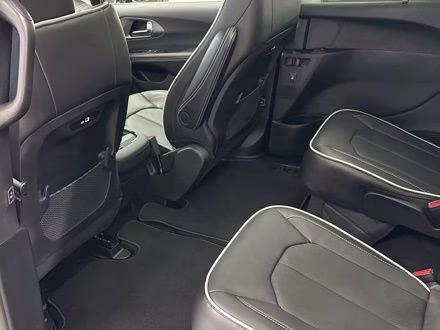 2027 Pxj Chrysler Pacifica Limited AWD Van