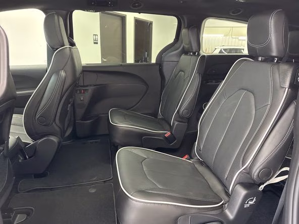 2027 Pxj Chrysler Pacifica Limited AWD Van