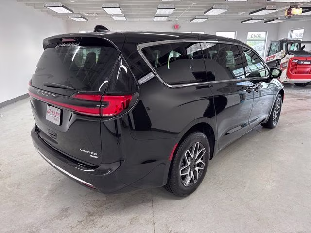 2027 Pxj Chrysler Pacifica Limited AWD Van
