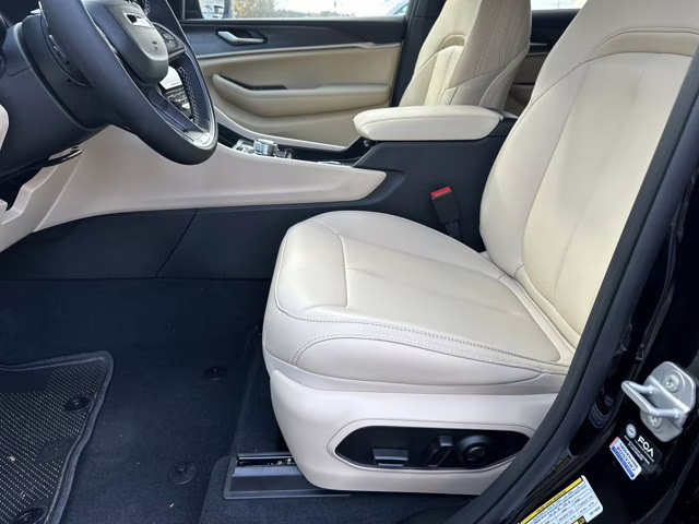 2025 Diamond Black Crystal Pearlcoat Jeep Grand Cherokee L Limited RWD SUV