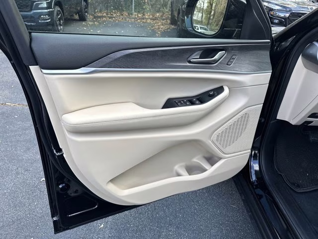 2025 Diamond Black Crystal Pearlcoat Jeep Grand Cherokee L Limited RWD SUV