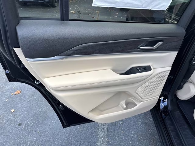 2025 Diamond Black Crystal Pearlcoat Jeep Grand Cherokee L Limited RWD SUV