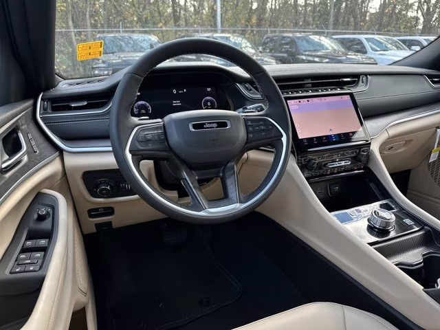 2025 Diamond Black Crystal Pearlcoat Jeep Grand Cherokee L Limited RWD SUV