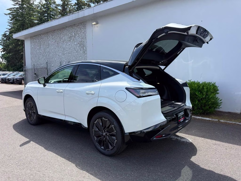 2026 Everest White Pearl/Black Nissan Murano Platinum AWD SUV