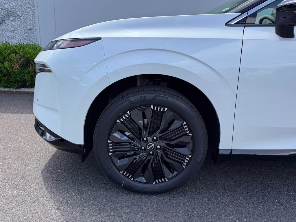 2026 Everest White Pearl/Black Nissan Murano Platinum AWD SUV