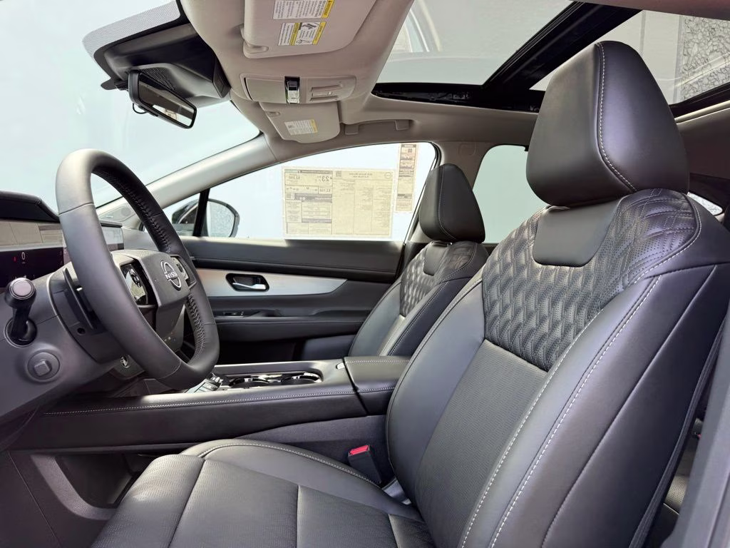 2026 Everest White Pearl/Black Nissan Murano Platinum AWD SUV