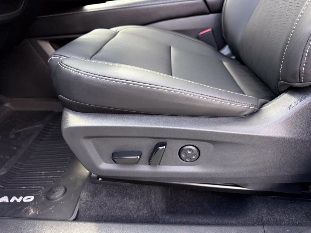 2026 Everest White Pearl/Black Nissan Murano Platinum AWD SUV