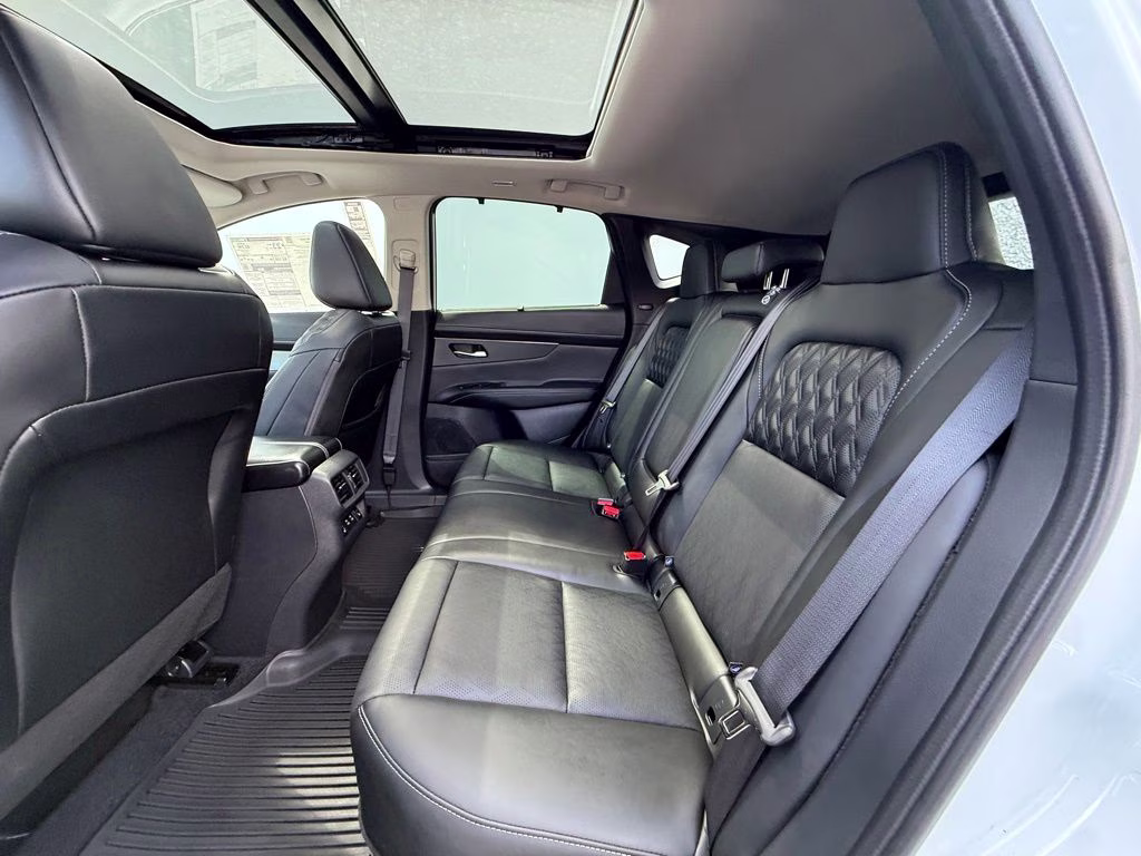 2026 Everest White Pearl/Black Nissan Murano Platinum AWD SUV