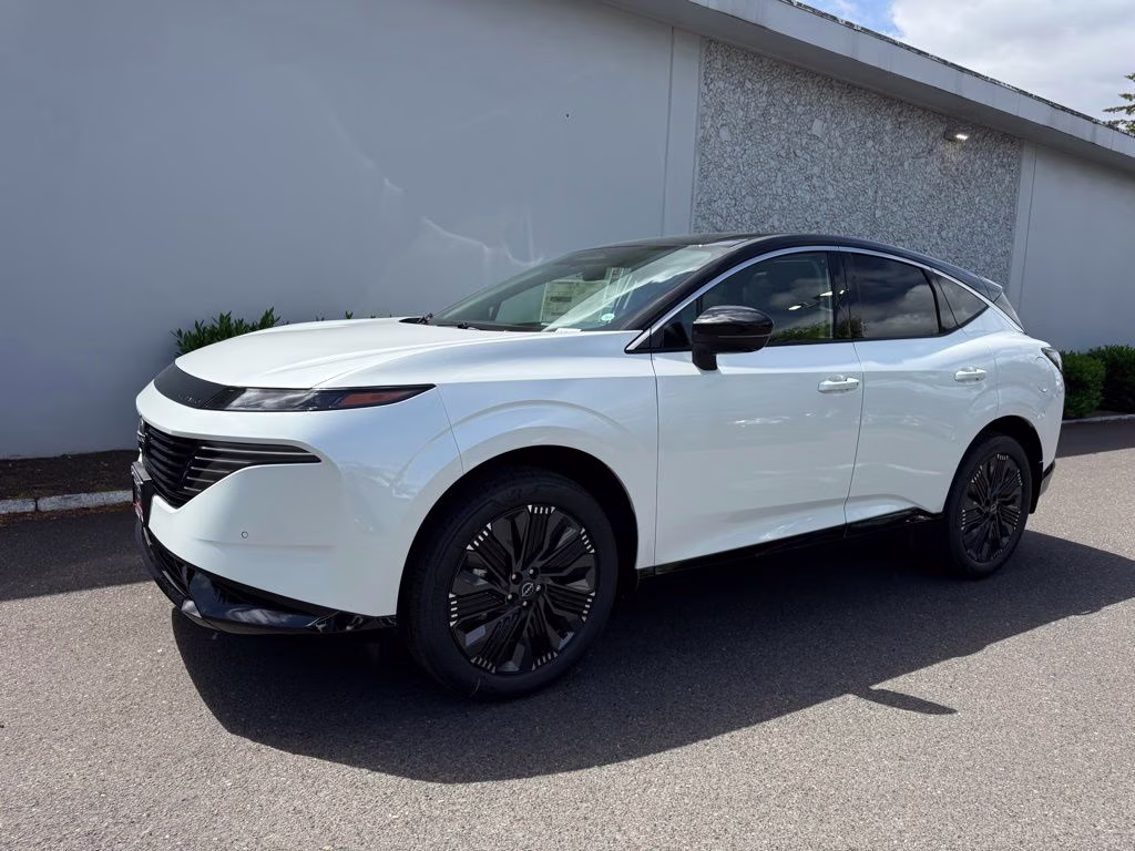 2026 Everest White Pearl/Black Nissan Murano Platinum AWD SUV