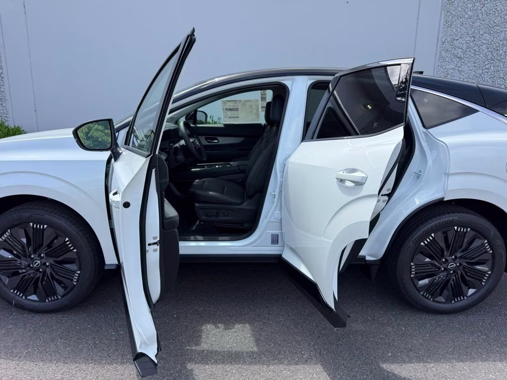 2026 Everest White Pearl/Black Nissan Murano Platinum AWD SUV