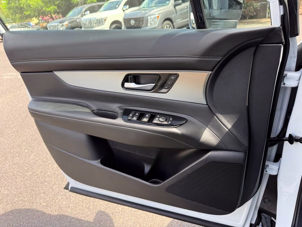 2026 Everest White Pearl/Black Nissan Murano Platinum AWD SUV