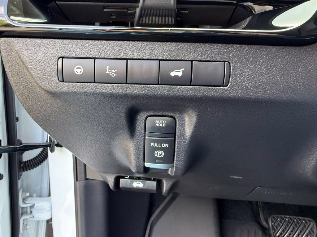 2026 Everest White Pearl/Black Nissan Murano Platinum AWD SUV