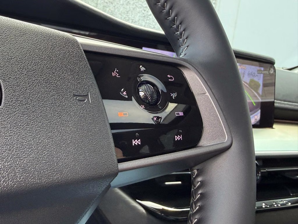 2026 Everest White Pearl/Black Nissan Murano Platinum AWD SUV