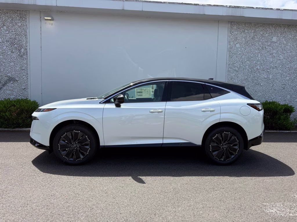 2026 Everest White Pearl/Black Nissan Murano Platinum AWD SUV