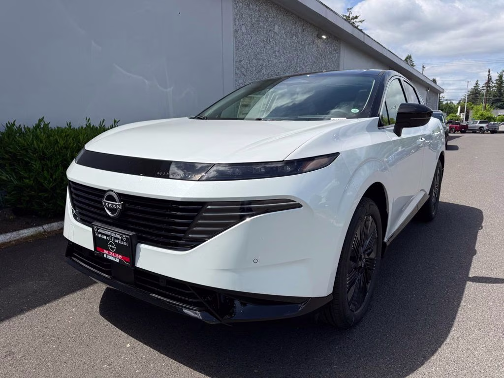 2026 Everest White Pearl/Black Nissan Murano Platinum AWD SUV