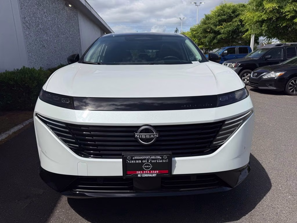2026 Everest White Pearl/Black Nissan Murano Platinum AWD SUV