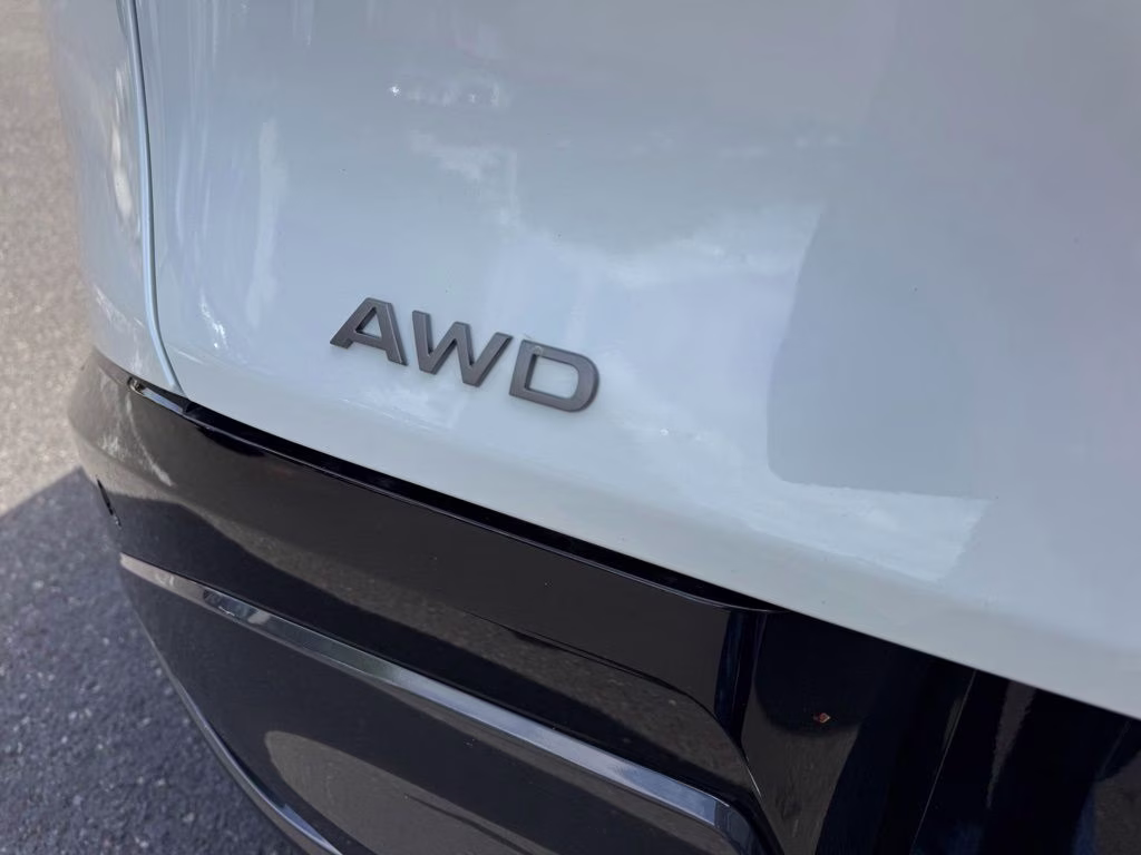 2026 Everest White Pearl/Black Nissan Murano Platinum AWD SUV