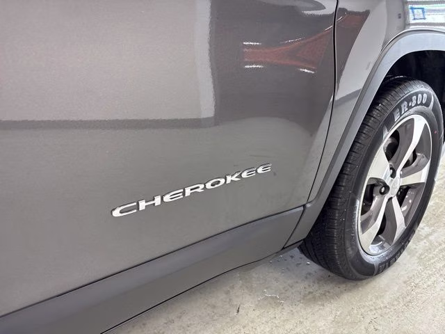 2019 Granite Crystal Metallic Clearcoat Jeep Cherokee Limited 4X4 SUV