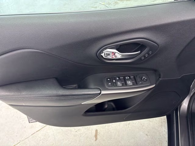 2019 Granite Crystal Metallic Clearcoat Jeep Cherokee Limited 4X4 SUV