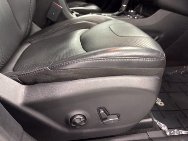 2019 Granite Crystal Metallic Clearcoat Jeep Cherokee Limited 4X4 SUV