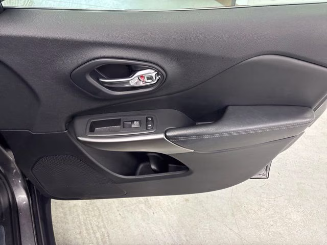 2019 Granite Crystal Metallic Clearcoat Jeep Cherokee Limited 4X4 SUV