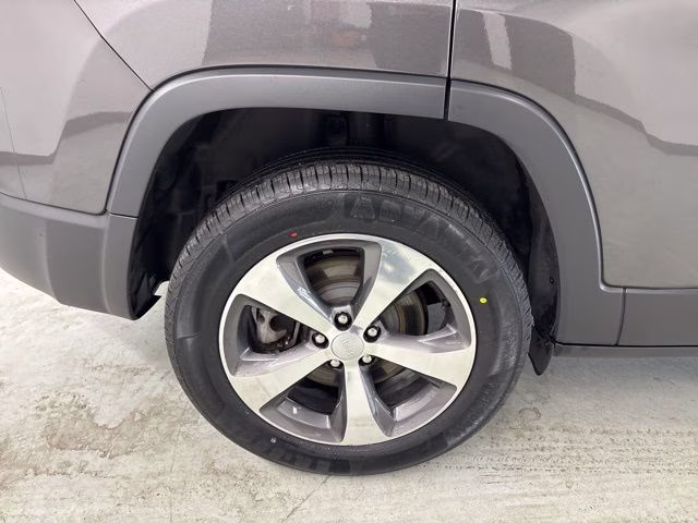 2019 Granite Crystal Metallic Clearcoat Jeep Cherokee Limited 4X4 SUV