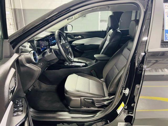 2025 Mosaic Black Metallic Chevrolet Trax LT FWD SUV