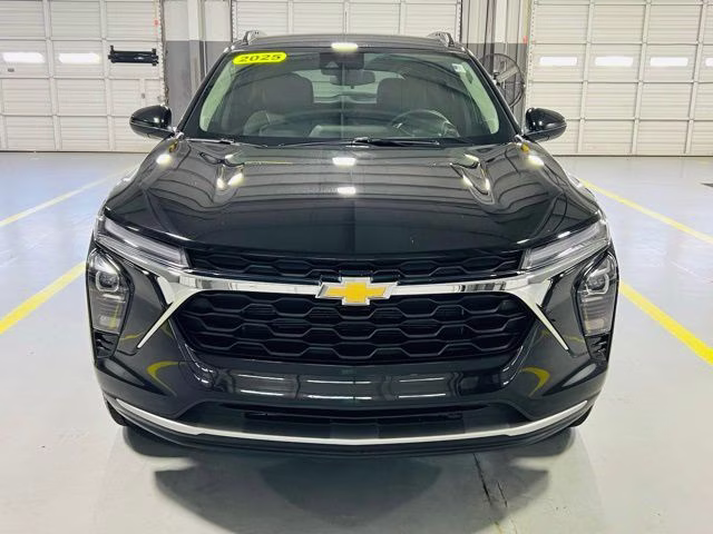 2025 Mosaic Black Metallic Chevrolet Trax LT FWD SUV