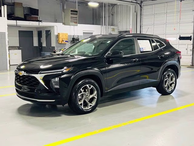 2025 Mosaic Black Metallic Chevrolet Trax LT FWD SUV