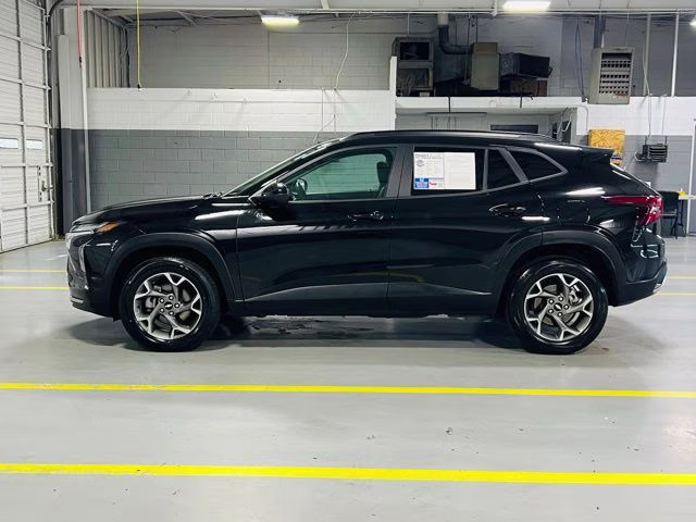 2025 Mosaic Black Metallic Chevrolet Trax LT FWD SUV