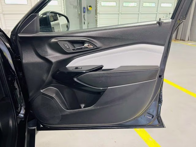 2025 Mosaic Black Metallic Chevrolet Trax LT FWD SUV
