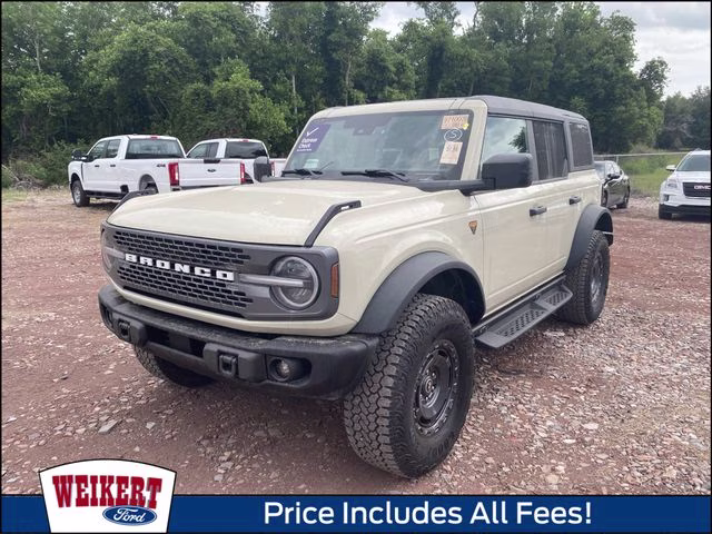 2025 Desert Sand Ford Bronco Badlands 4X4 SUV