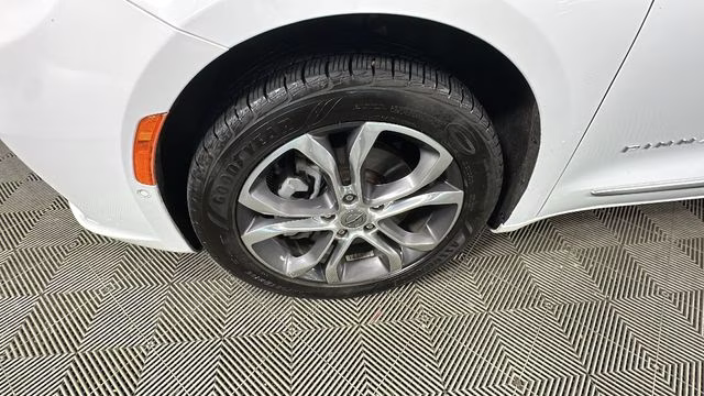 2022 Bright White Clearcoat Chrysler Pacifica Pinnacle AWD Van