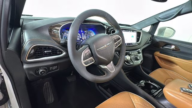 2022 Bright White Clearcoat Chrysler Pacifica Pinnacle AWD Van