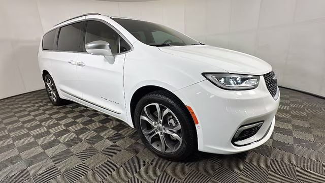 2022 Bright White Clearcoat Chrysler Pacifica Pinnacle AWD Van