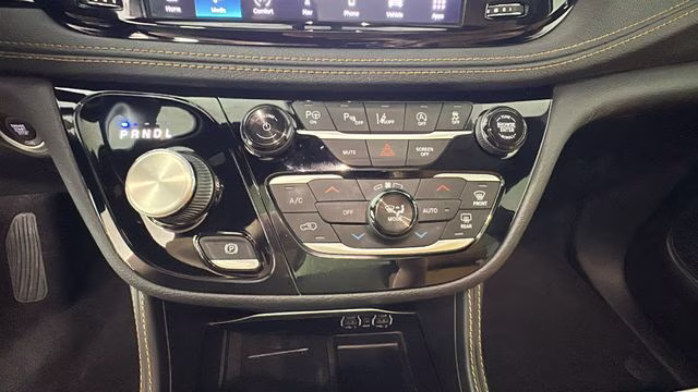 2022 Bright White Clearcoat Chrysler Pacifica Pinnacle AWD Van