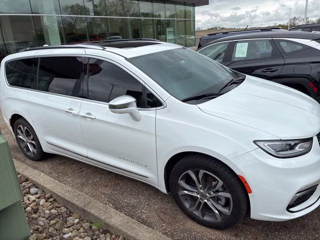 2022 Bright White Clearcoat Chrysler Pacifica Pinnacle AWD Van