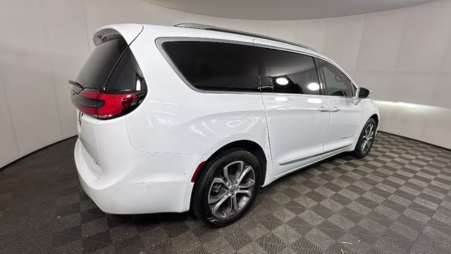 2022 Bright White Clearcoat Chrysler Pacifica Pinnacle AWD Van