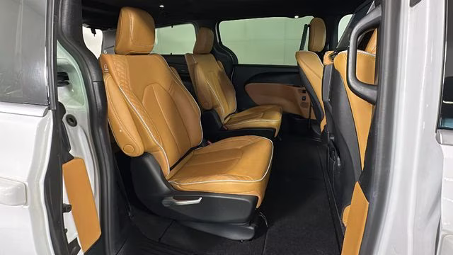 2022 Bright White Clearcoat Chrysler Pacifica Pinnacle AWD Van