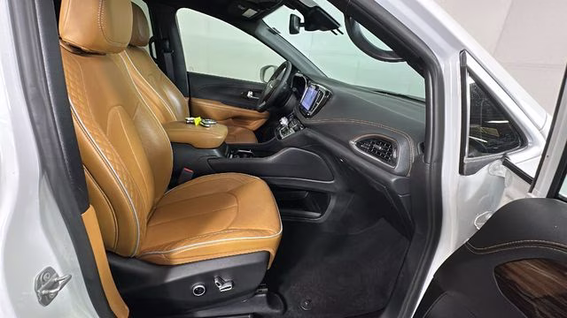 2022 Bright White Clearcoat Chrysler Pacifica Pinnacle AWD Van